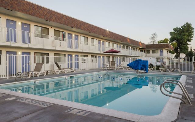 Super 8 by Wyndham Turlock