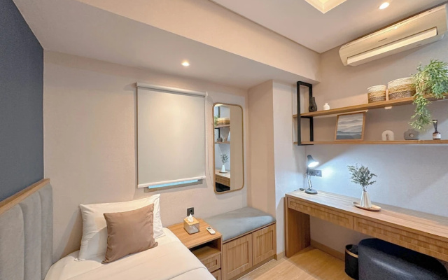 Modern Look With Wooden Accent 3Br At Kondominium Puncak Marina Apartment – Guest Rooms – Surabaya