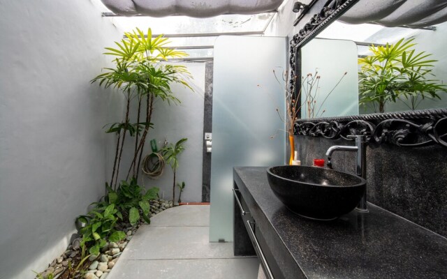Serene 4br Seminyak Villa with Tropical