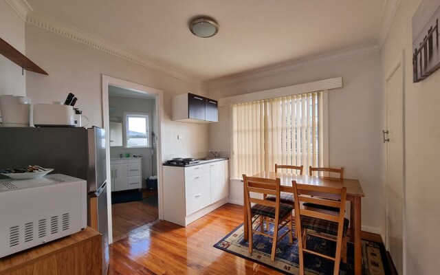 Cosy Unit by Airport - Heat Pump - WIFI