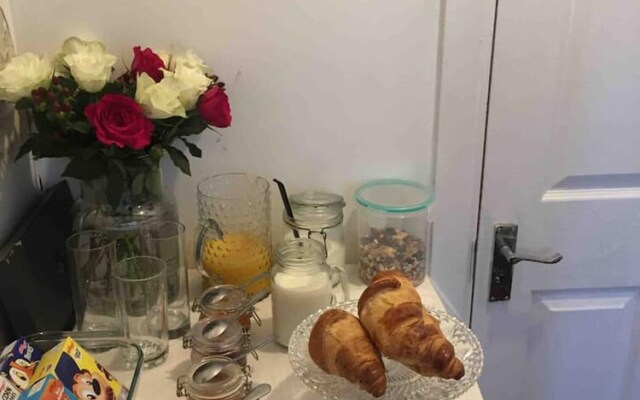 Compact Suite, 3 min From Beach - Inc Breakfast