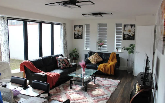 Contemporary 2bed House With Parking