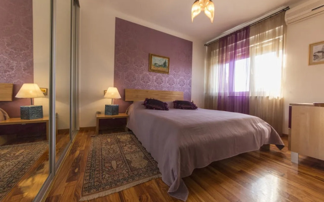 Tifani Apartment
