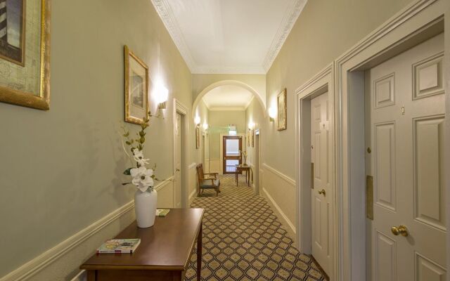 Barry's Hotel