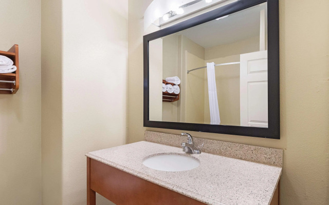 La Quinta Inn & Suites by Wyndham Mathis