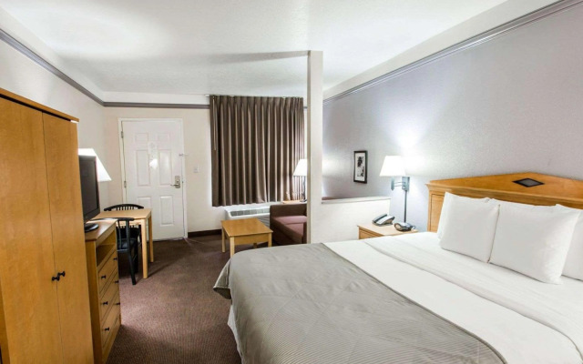 Clarion Suites Maingate