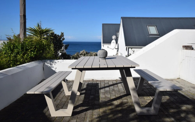 Dolphin House Apartments