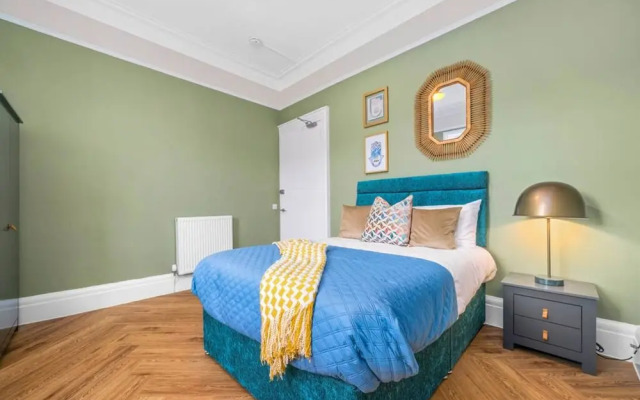 Stylish 4 Bed-town Centre