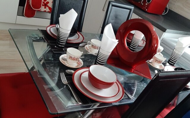 Modern Apartment Minutes From Central London, UK