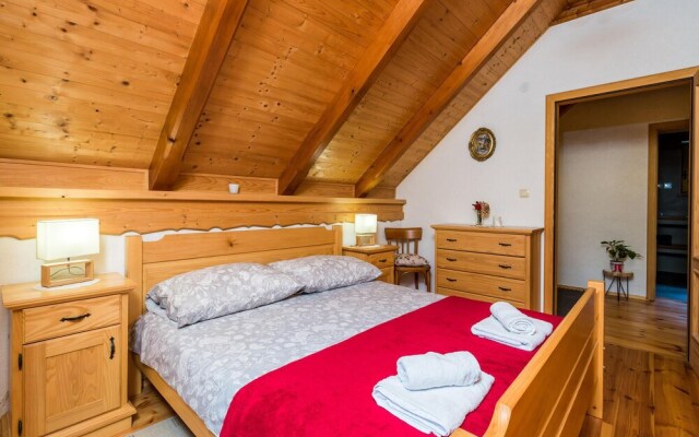 Beautiful Home in Fuzine With Jacuzzi, Wifi and 2 Bedrooms