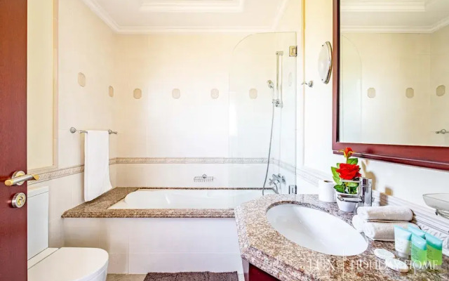 LUX Holiday Home - Frond E 1
