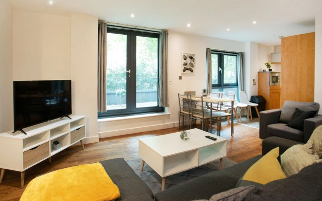 Spacious 2 Bed Parking Close To Centre