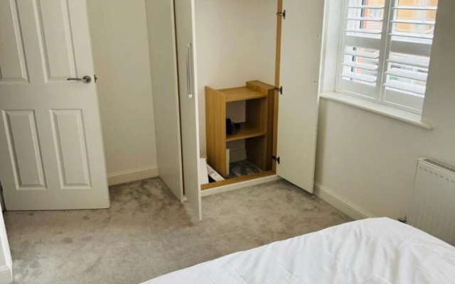 High END Spacious 4 Bed House - Free Parking