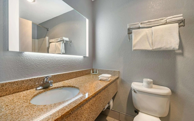 Quality Inn & Suites Manhattan