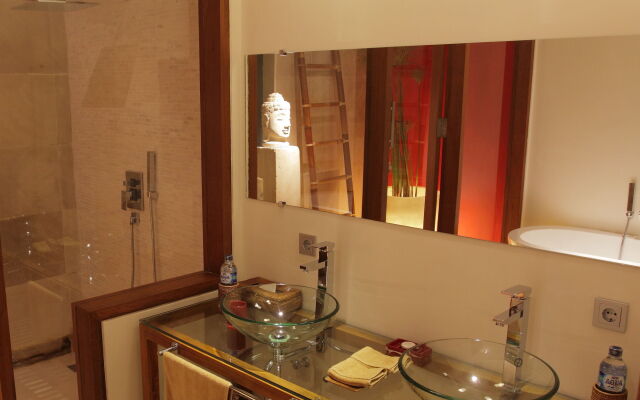 Rouge Bali - Lounge Bar, Villas & Spa