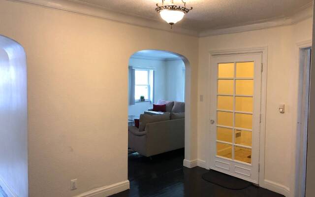 Spacious Luxury home, 5 min to Detroit golf club/ 4 car free parking!