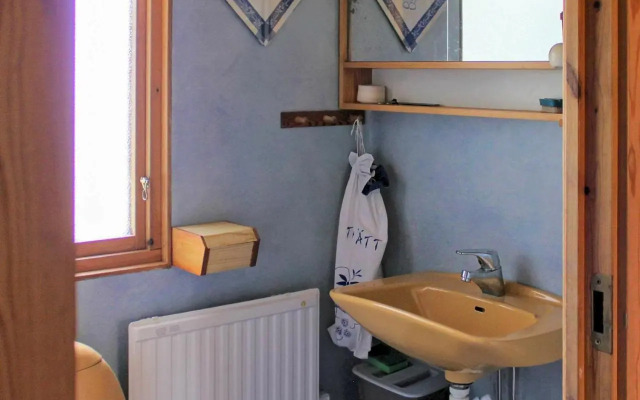 Scenic Lakeside Cottage-by Traum