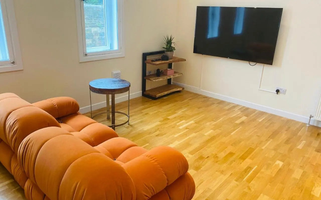 2 Bed 2 bath with Private Parking