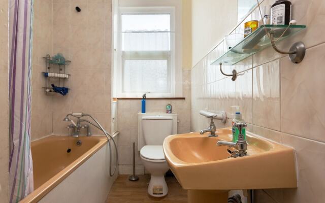 2 Bedroom House In Tooting With Garden