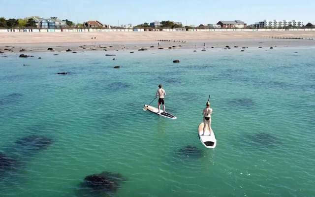 Chic 2-bed Seafront Haven Near Felpham Beach