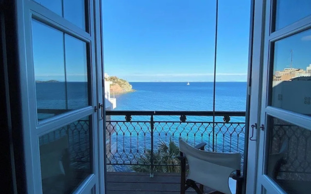 Seaside Neoclassical Property in Vaporia Ermoupoli