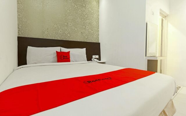 RedDoorz Plus near Fort Rotterdam