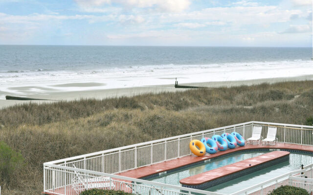 Castaway Beach Inn & Swim Up Bar