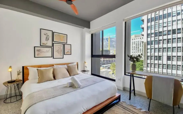 City Bowl Apartment with Rooftop Pool!