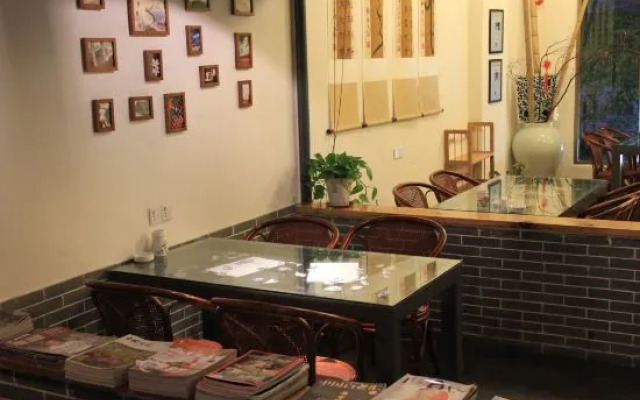 Tiantian Fishing Port Ceramics Hotel (Jingdezhen People's Square High-speed Railway Station)