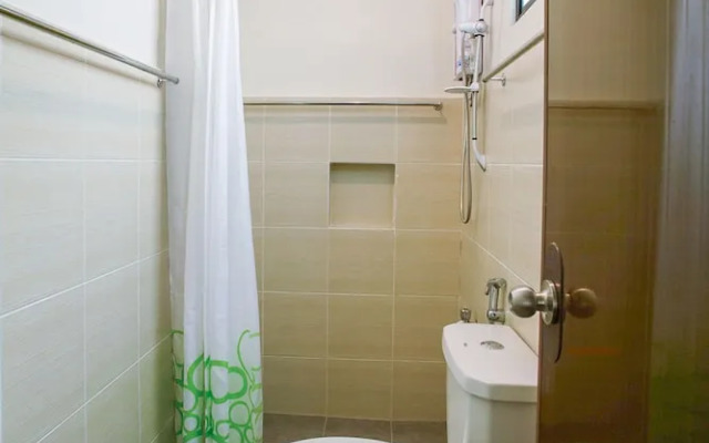 Deck 360 Dormitel by OYO Rooms