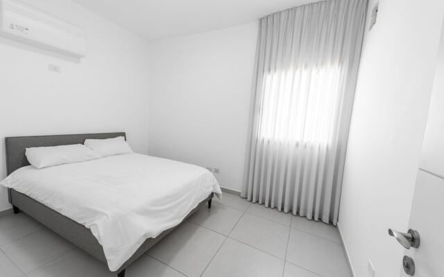 Sea-side 4 BR Apt with Gym