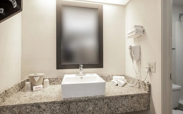 Travelodge by Wyndham Peoria