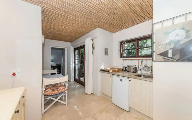 Tropical 1BD Hideaway Near Queens Beach, Fresnaye!