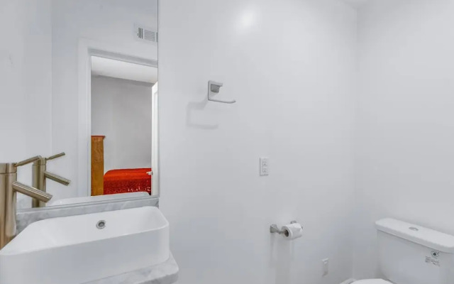 Stylish 2br/2ba At HWH by Oneluxstay