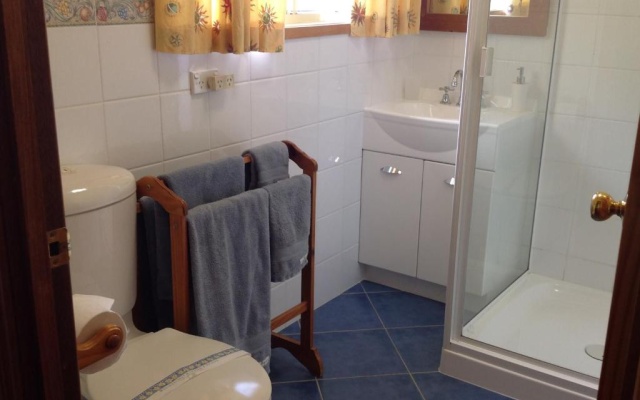Fergies Hill Spa Cottage @ Granite Ridge Wines – Bathroom – Ballandean