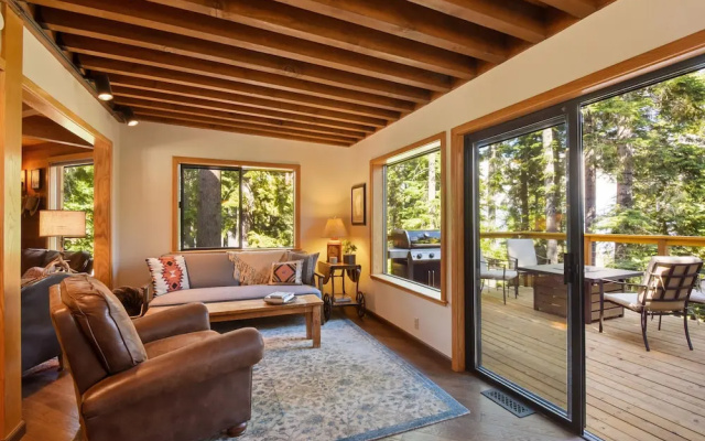 Snowshoe Cabin 3 Decks, BBQ & Hot Tub!