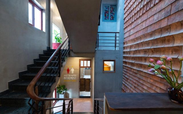 9 Hostel and Bar