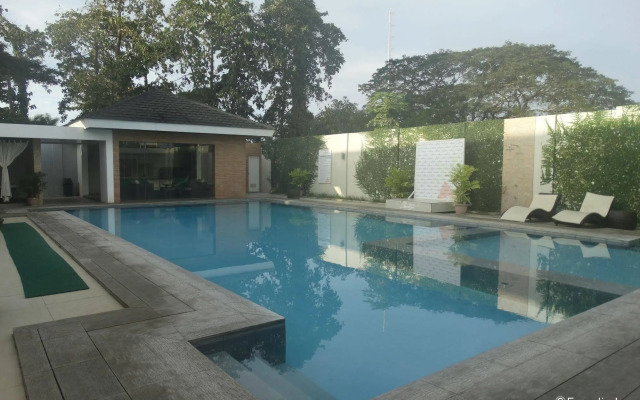 Holiday Suites Hotel & Resort