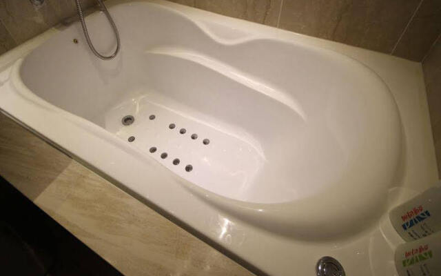 The Lazzi Hotel Gupo