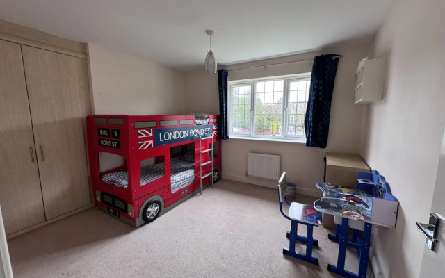 Spacious 4Bd House With Character In Coventry