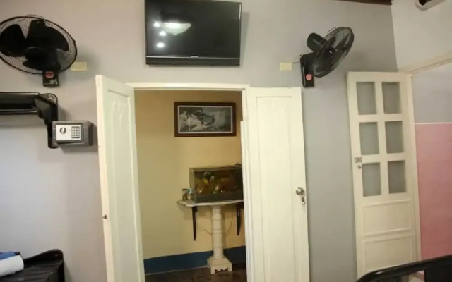 Sombrilla ft Mansion Cantero - Adults Only