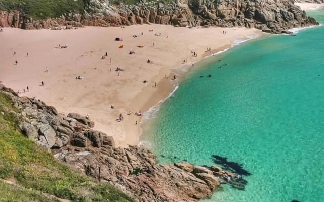 Kitty Unique 60s Caravan set in Pretty Garden