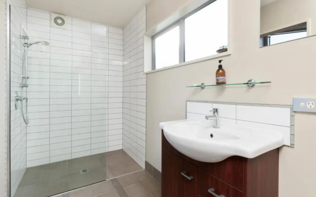 Lake Views on Yewlett - Queenstown Holiday Home