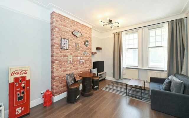 Beautiful flat Next to Victoria Station