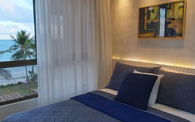 Apartamento alto padrão em condomínio pé na areia