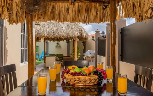 Urban 5BR Private Pool Getaway 10 Min- Bch