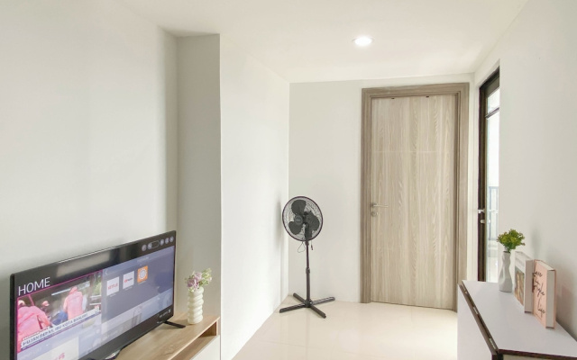 Contemporary And Restful 2Br At Apartment Anwa Residence