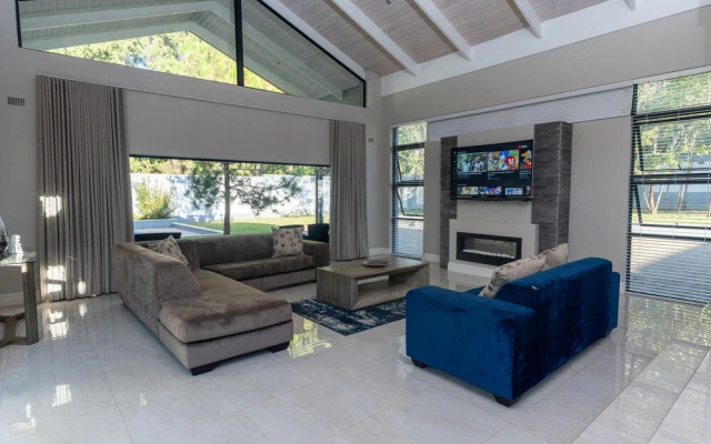 Upmarket 4 bed Chisipite House 2193