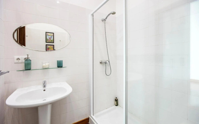 Bonjardim Studio w/ Balcony by LovelyStay