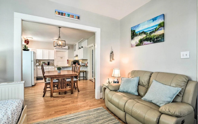 Steps to Beach: Nautical Galveston Home Near Pier!